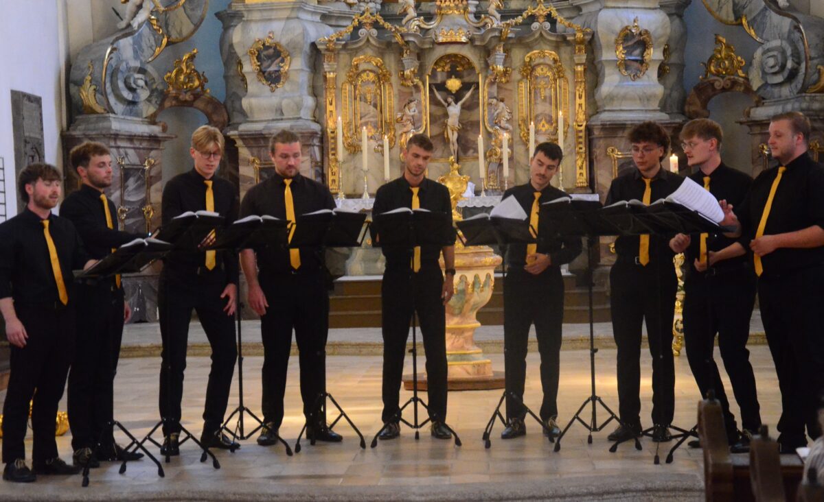 Ehemalige Kruzianer aus Dresden verzaubern Publikum in der Michaelskirche