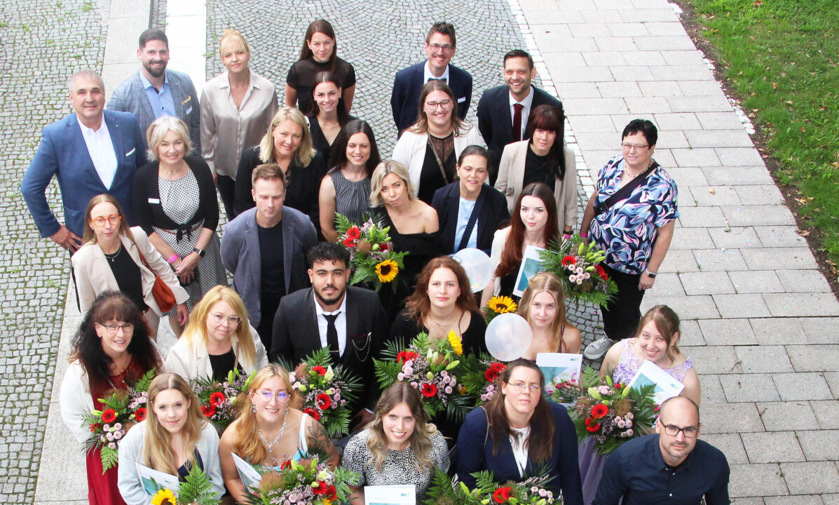 NEW Life ehrt 92 neue Pflegefachkräfte in Weiden