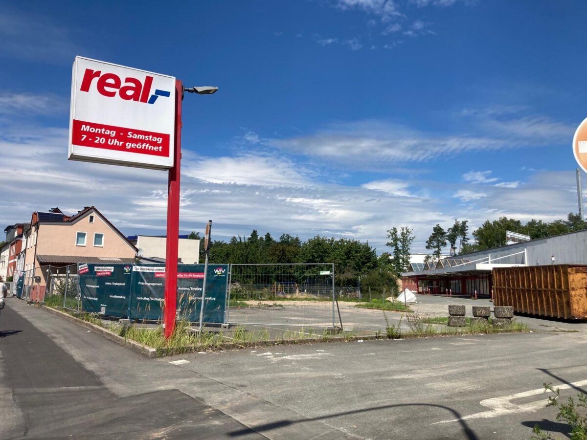 Real wird Rewe: Der erste Weidener Supermarkt bleibt Supermarkt
