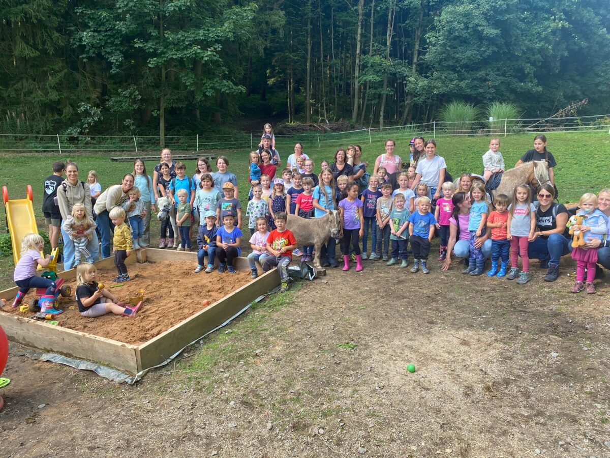 Pony-Nachmittag begeistert über 60 Kinder in Vohenstrauß