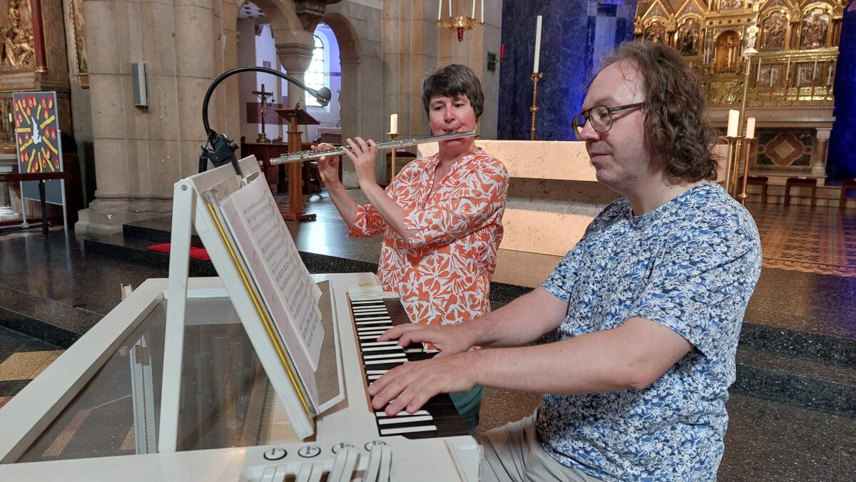 Flöte und Truhenorgel beim Punkt-12-Konzert in St. Josef