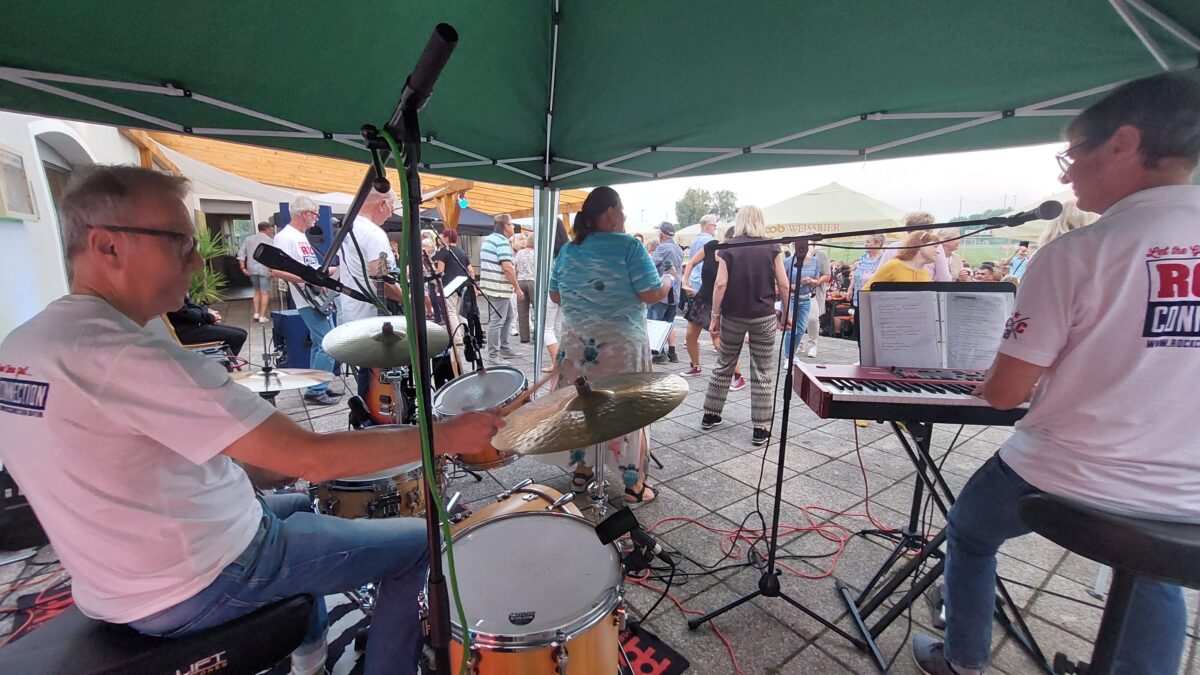 "RockConnection" luden zum DJK-Terrassenkonzert