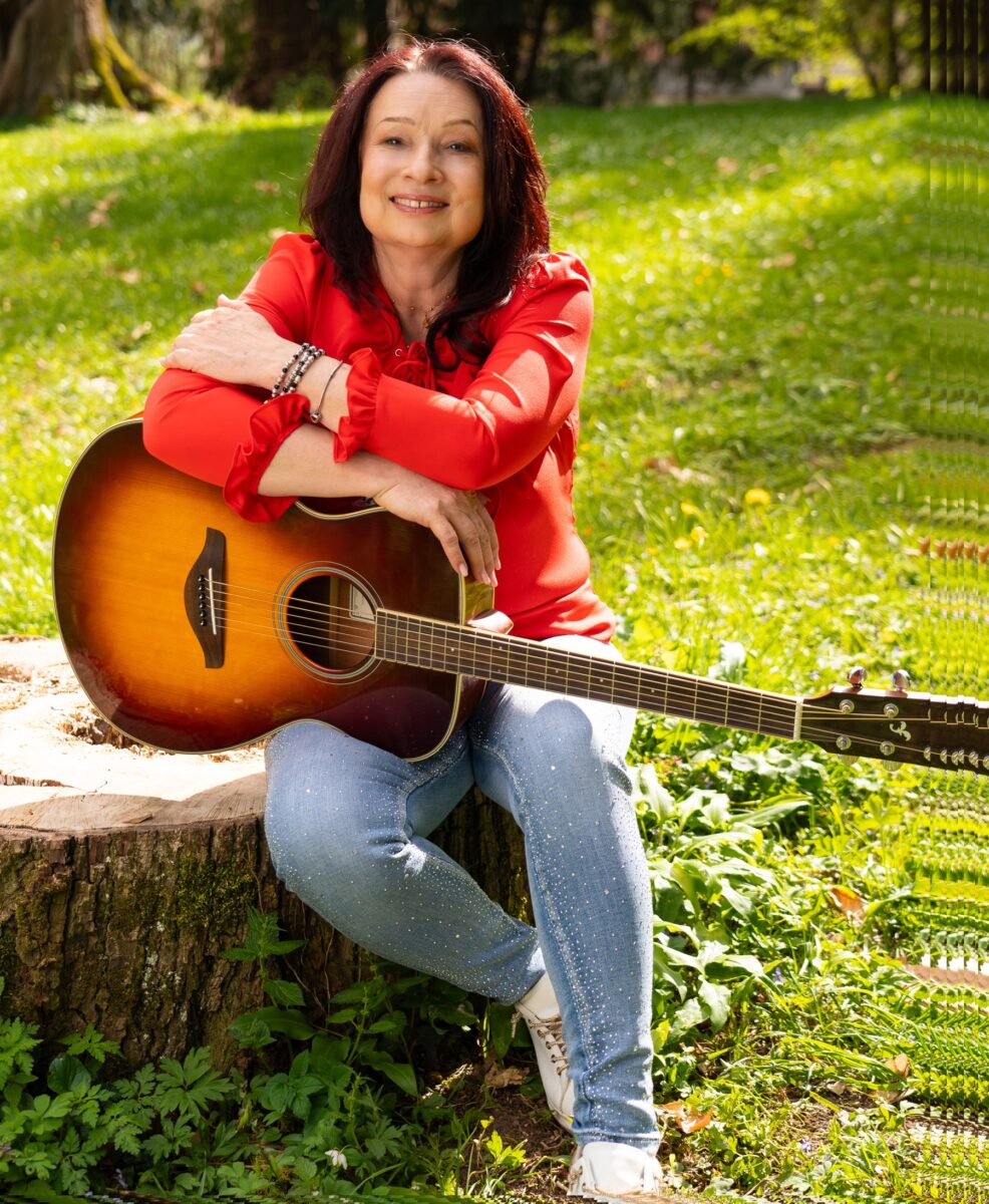 Sassy Holzinger solo auf Tour: Ein musikalischer Lebensbogen