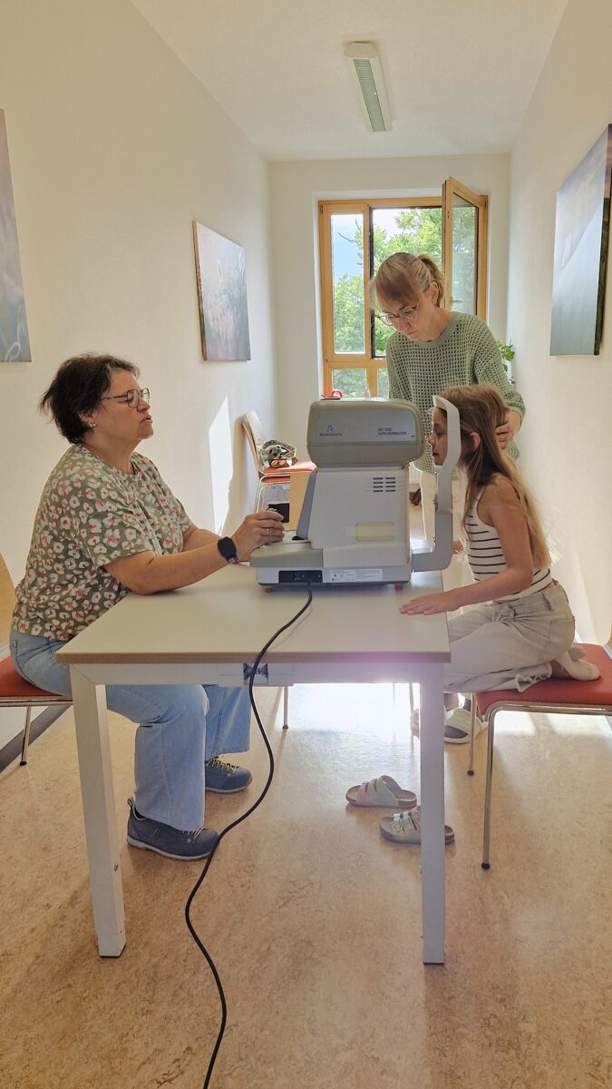 Sehtests an Teublitzer Schule durch Optik Langen fördern klaren Durchblick