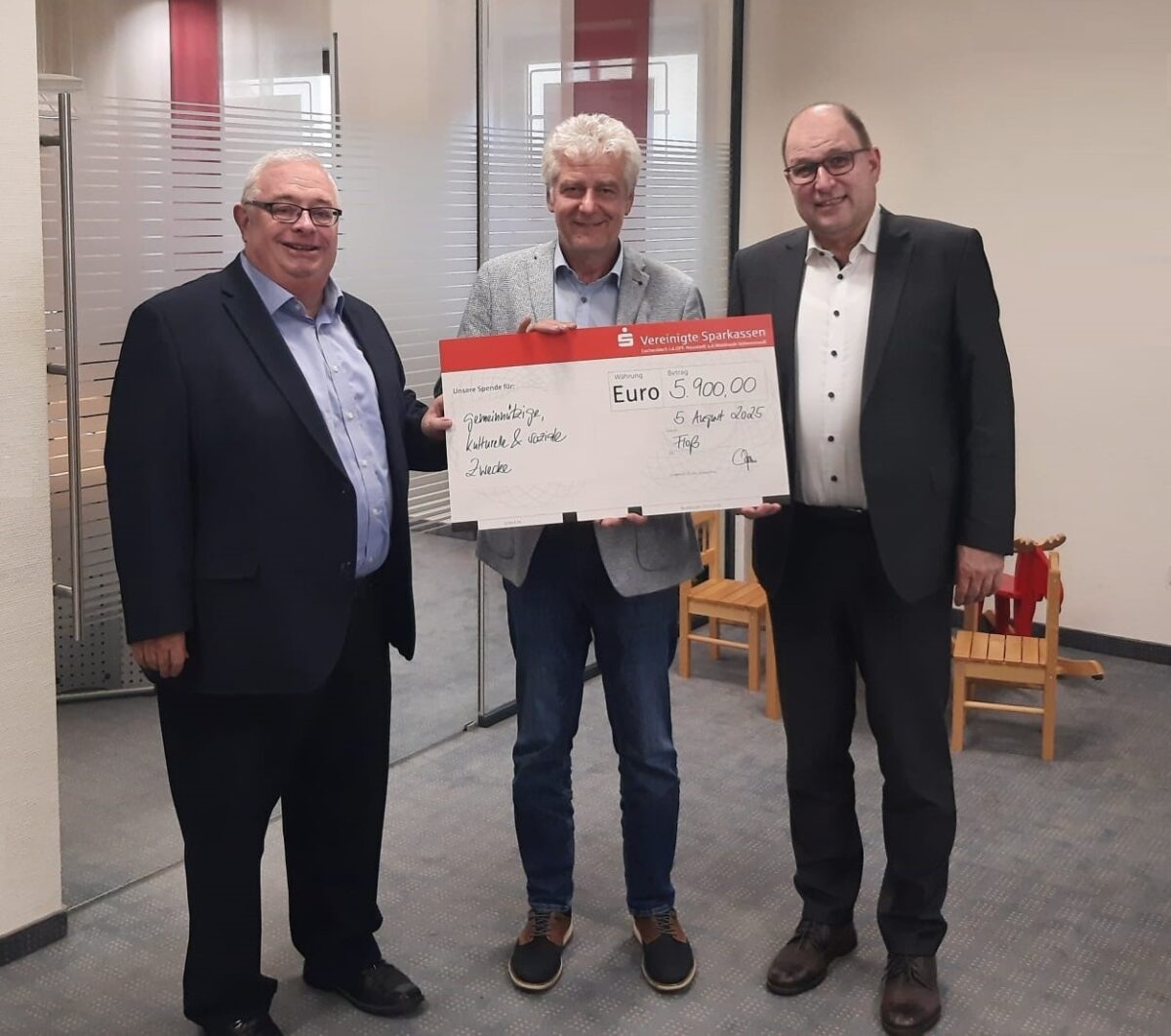 Sparkasse fördert Vereine in Floß mit 5.900 Euro