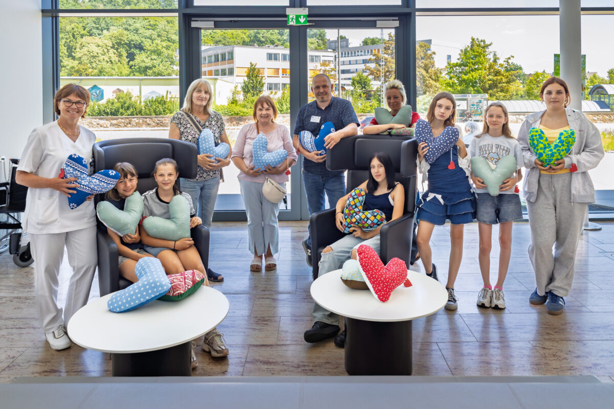 Teublitzer Schüler spenden Herzkissen an Krankenhaus