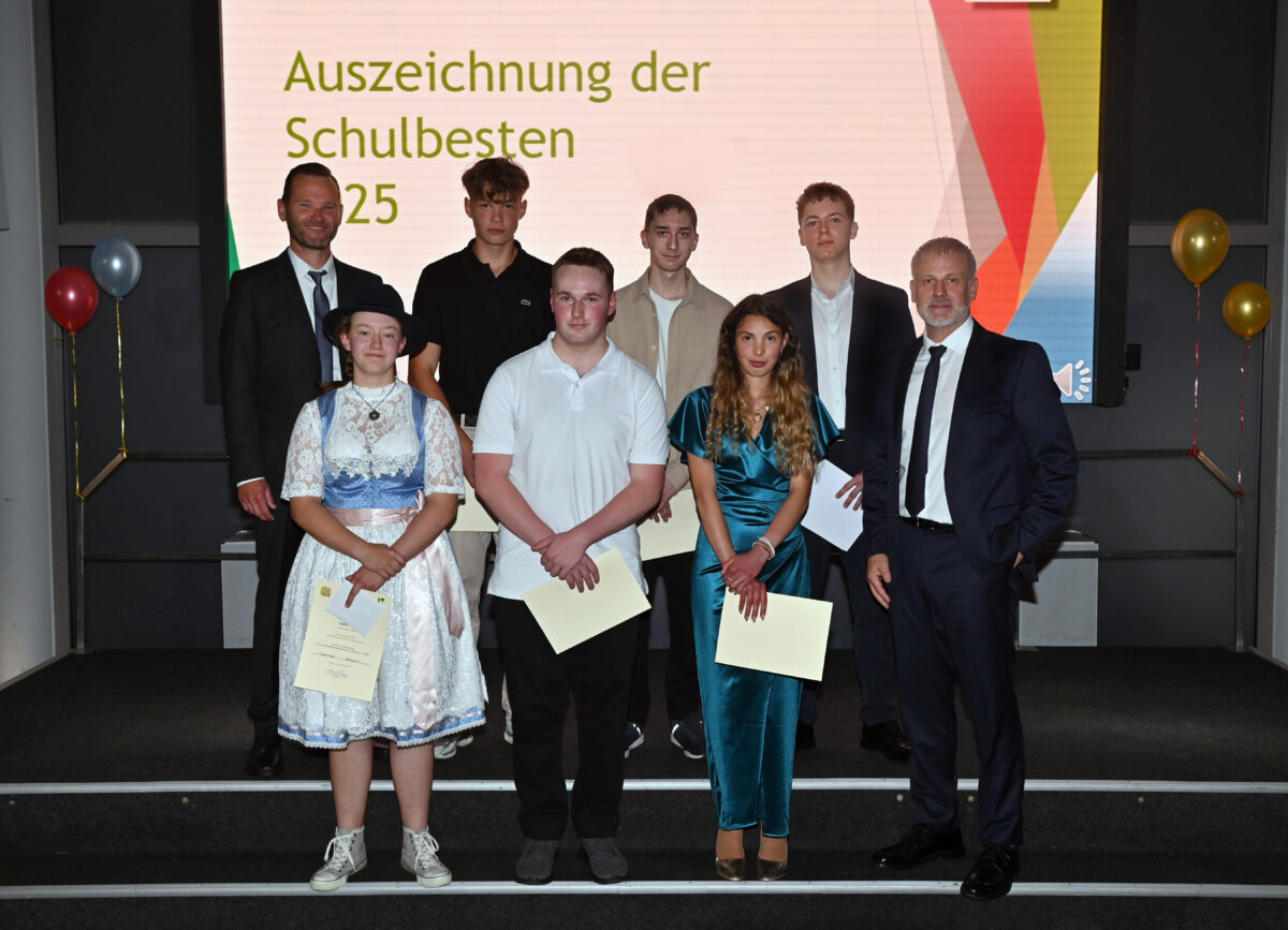 Weidens Wirtschaftsschüler feiern Abschluss mit Stil