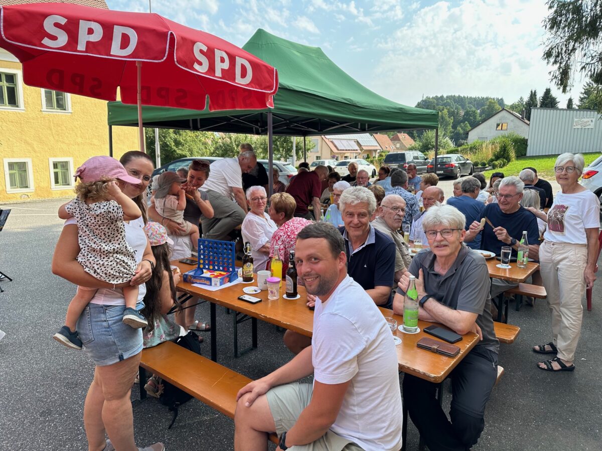 Weißwurstfrühschoppen in Floß zieht Politprominenz an