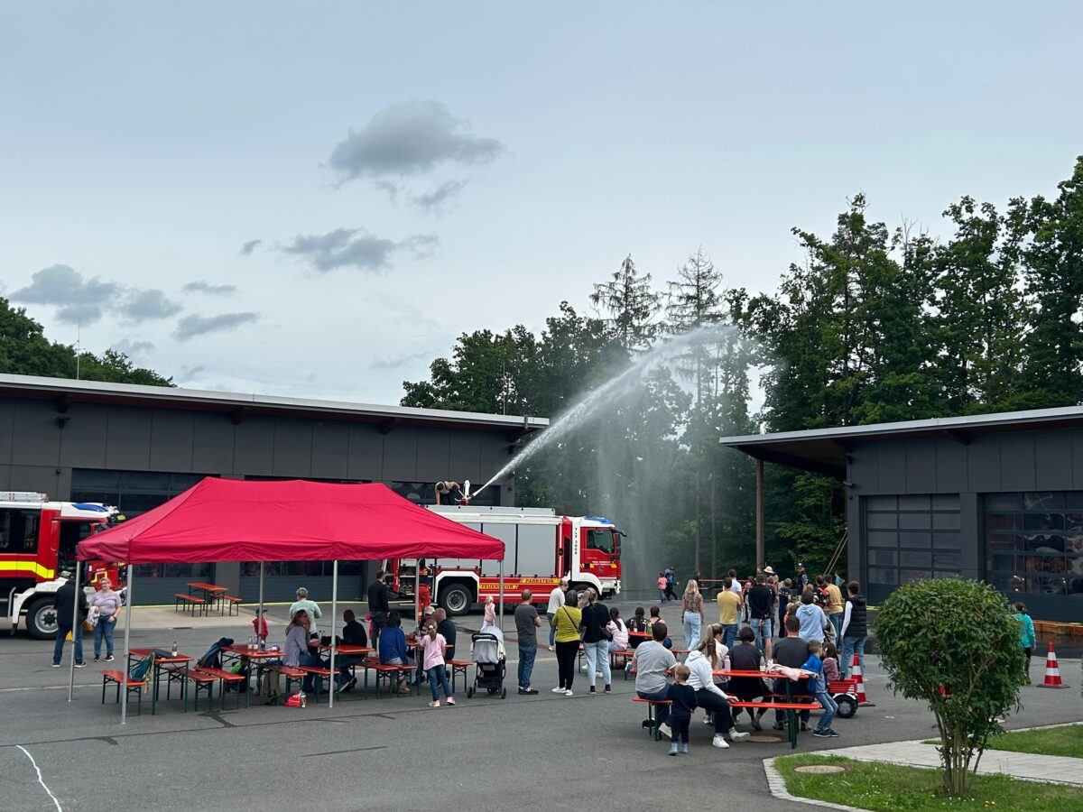 Kinder begeistert bei Feuerwehraktion in Parkstein