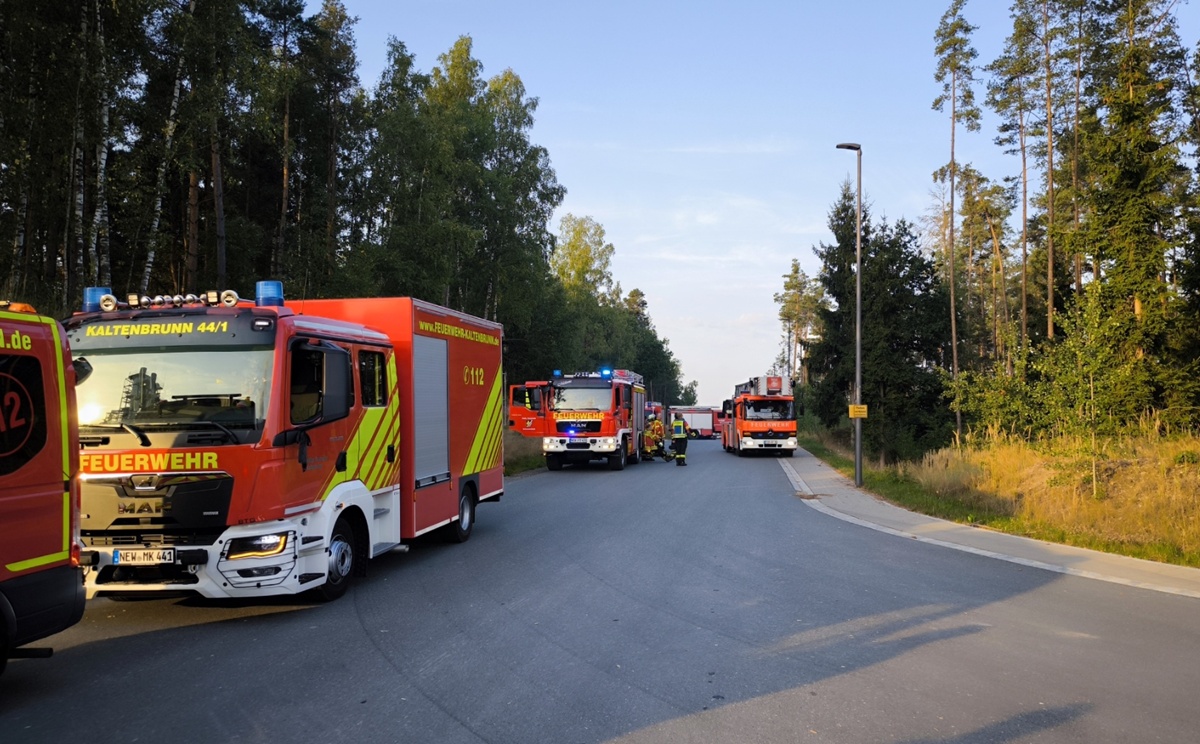 Maschinenbrand in Hütten – Zwei Verletzte durch Rauchgas