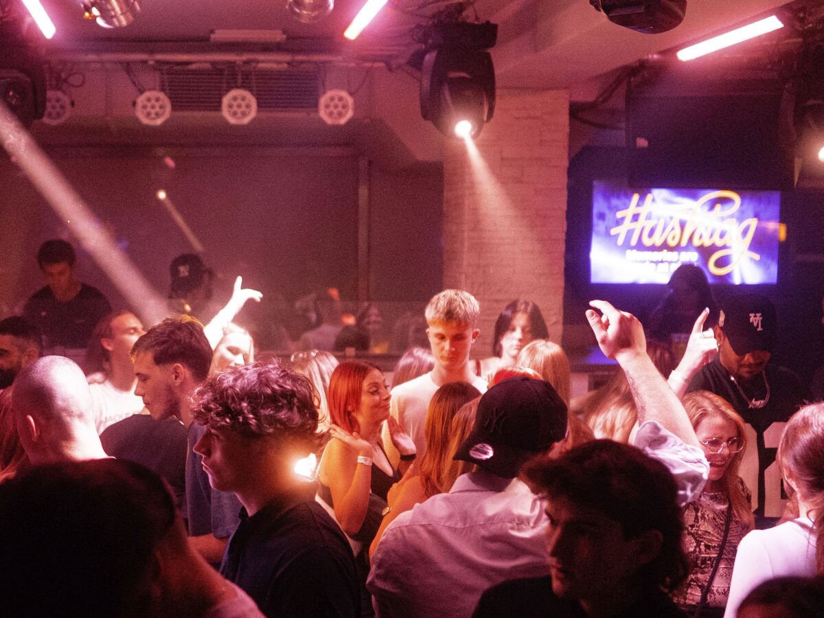 Eine heiße Partynacht im Hashtag