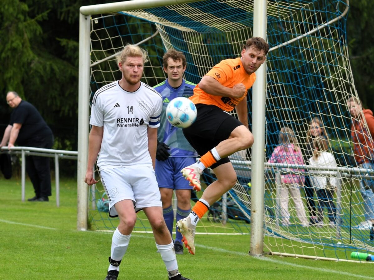 Bezirksliga Nord: 1. FC Schlicht und SpVgg SV Weiden II mit weißer Weste an der Spitze