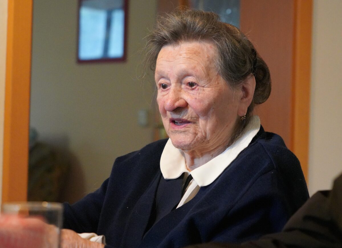 Eine bewundernswerte Frau feiert ihren 102. Geburtstag