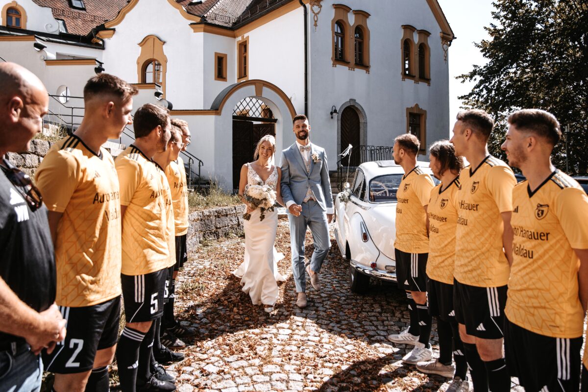 Feierliche Trauung mit Chor, Spalier und sportlicher Überraschung