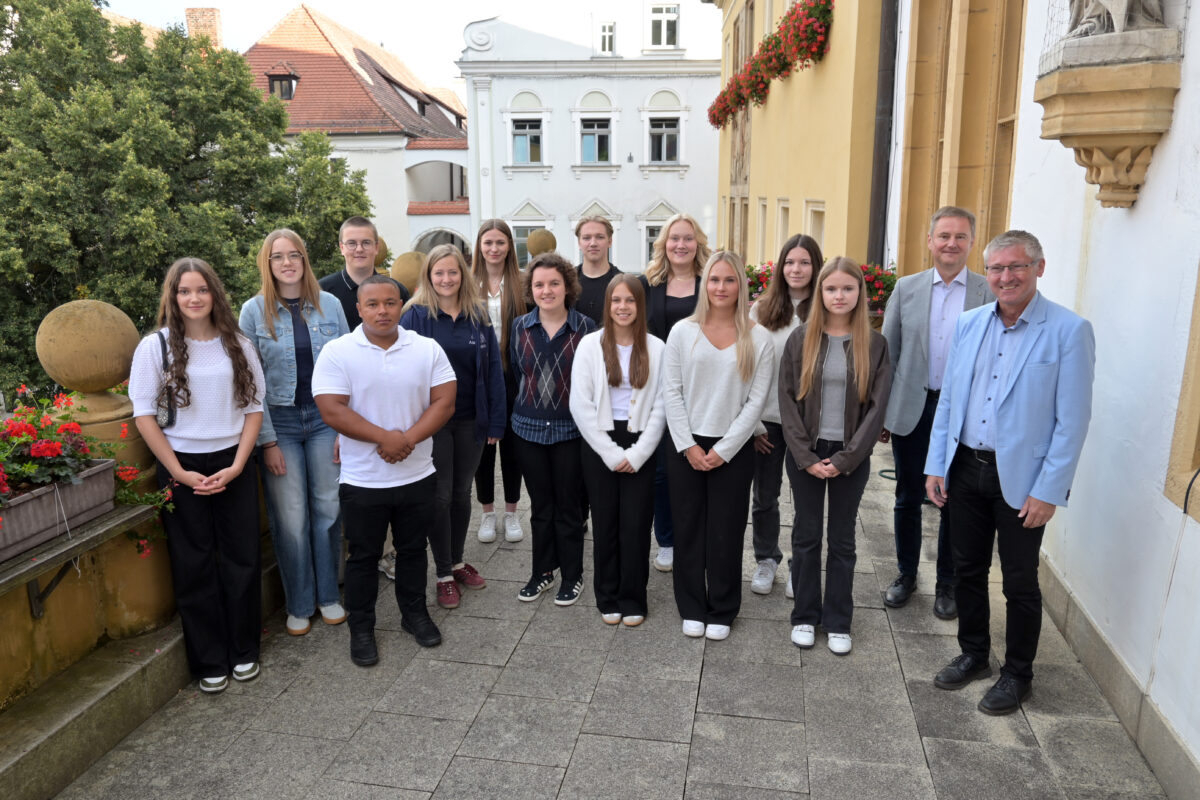 Elf neue Auszubildende starten bei der Stadt Amberg