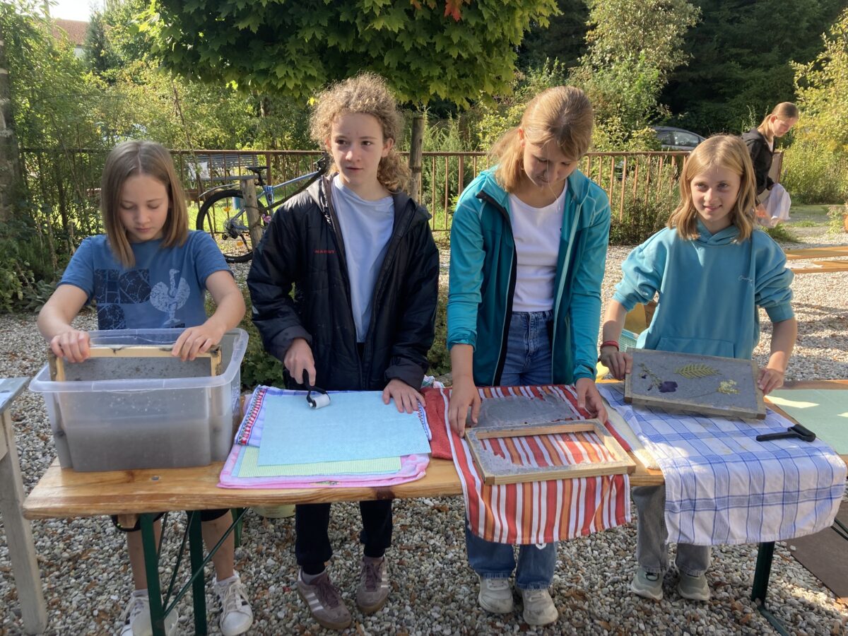 Bahnhofskrähen schöpfen Papier und retten Bäume in Floß