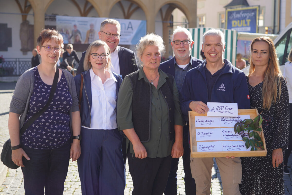 Spendenaktion beim Jubiläums-Bauernmarkt: Taschenverkauf bringt mehr als 1000 Euro ein