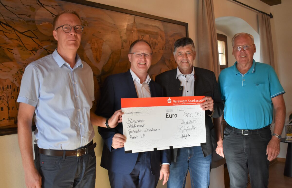 Bürgermeister Edgar Knobloch übergibt sein Geburtstagsgeld an Vereine