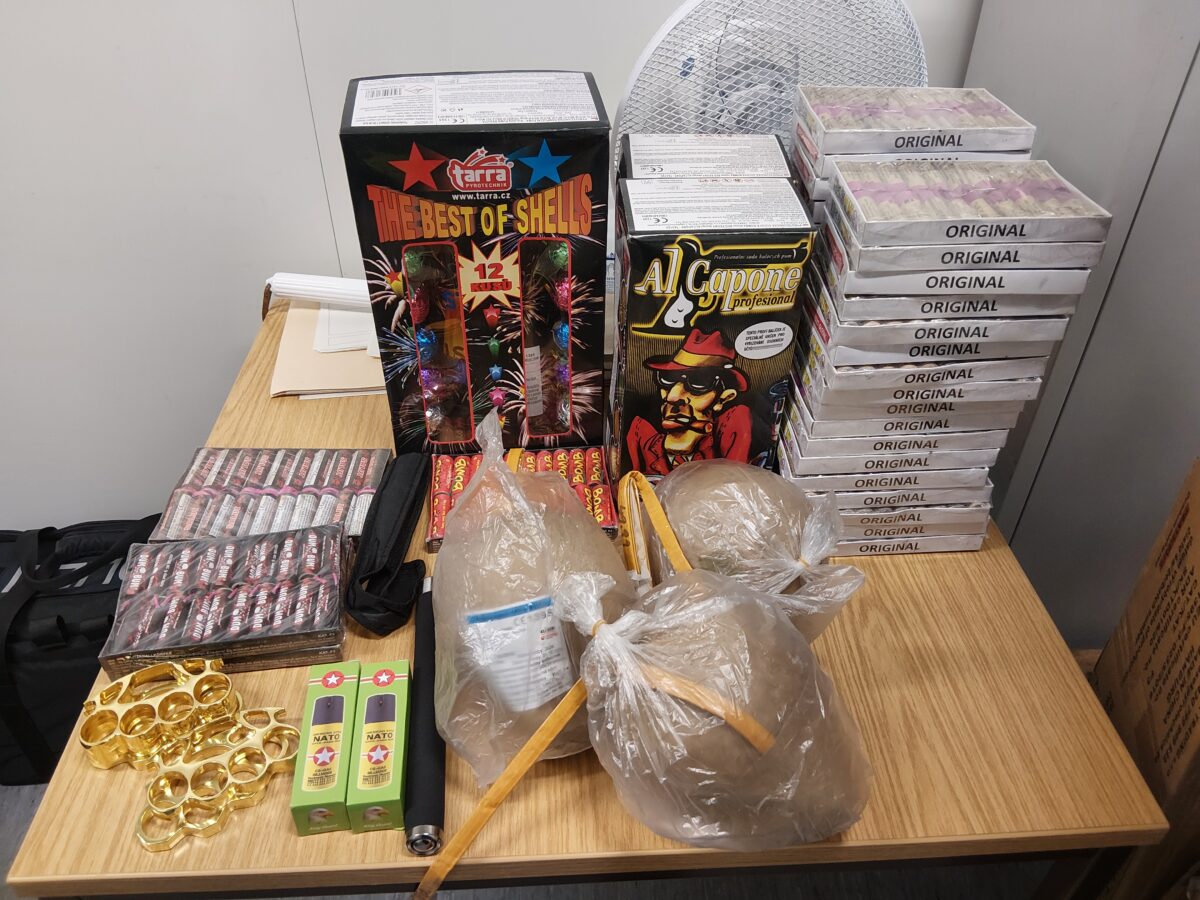 Bundespolizei entdeckt 40 Kilogramm Pyrotechnik und Waffen in Waldsassen