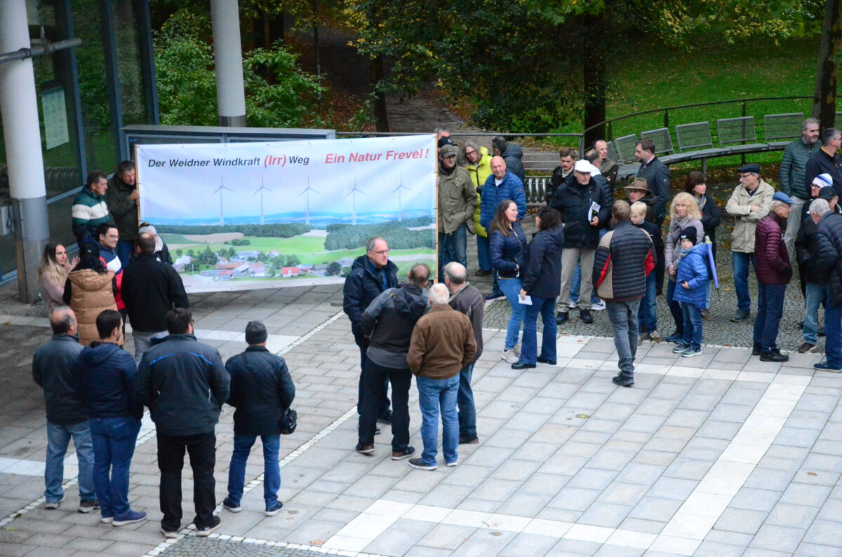 Protest vor der Max-Reger-Halle: Windkraftgegner machen ihrem Unmut Luft