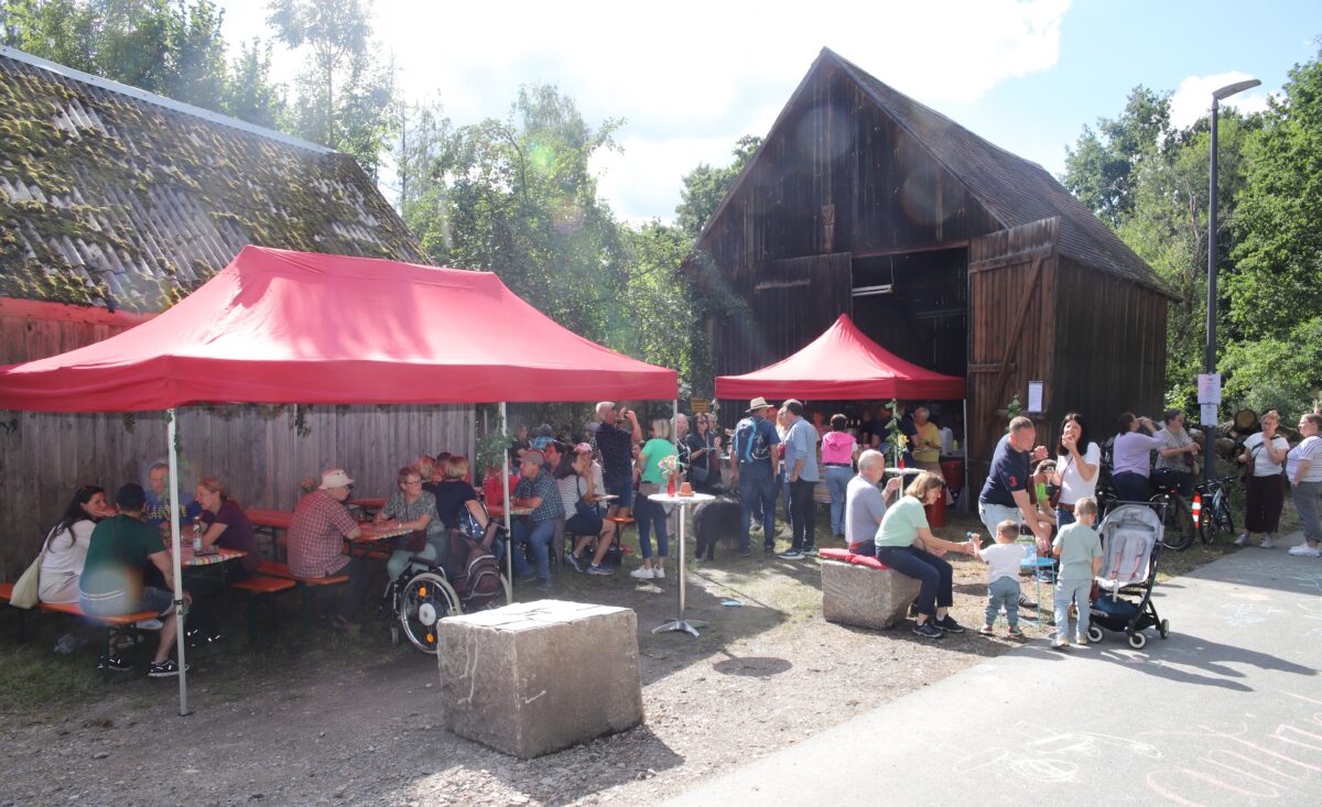 Erfolgreiche Weinwanderung in Etzenricht lockt Besucher