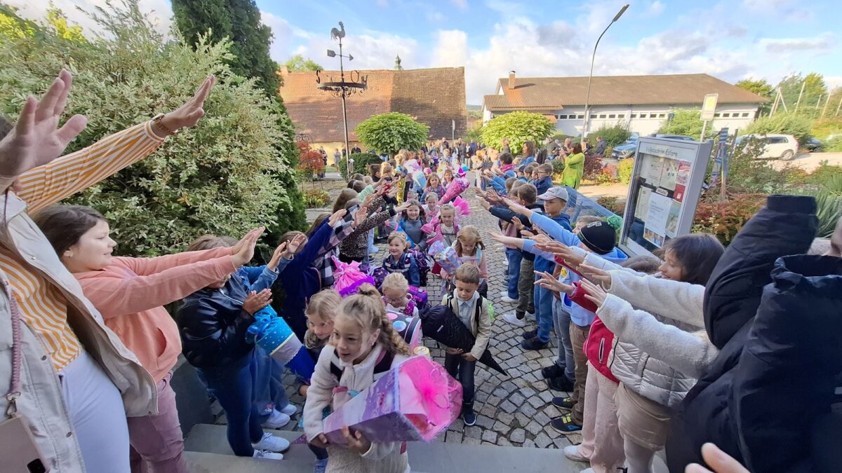 Eslarn begrüßt Erstklässler mit Segen und Gesang
