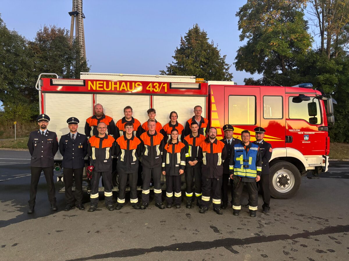 Feuerwehr Neuhaus besteht Leistungsprüfung mit zwei Gruppen