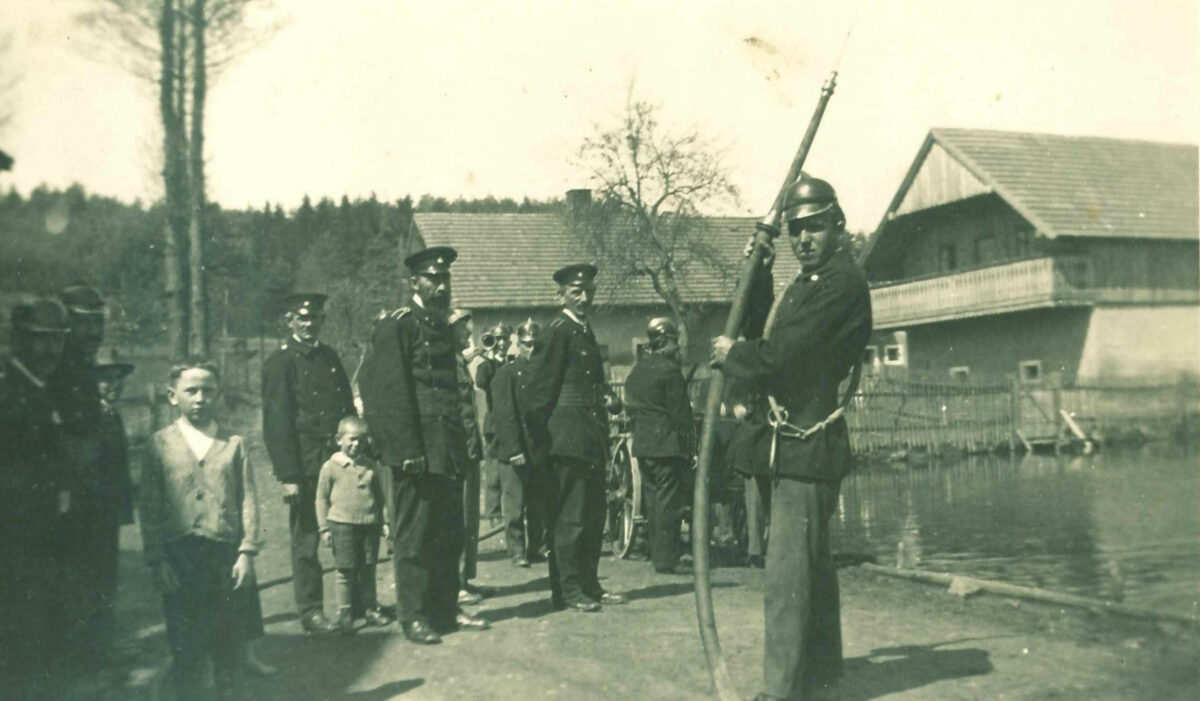 Feuerwehr demonstriert Brandbekämpfung wie vor 100 Jahren