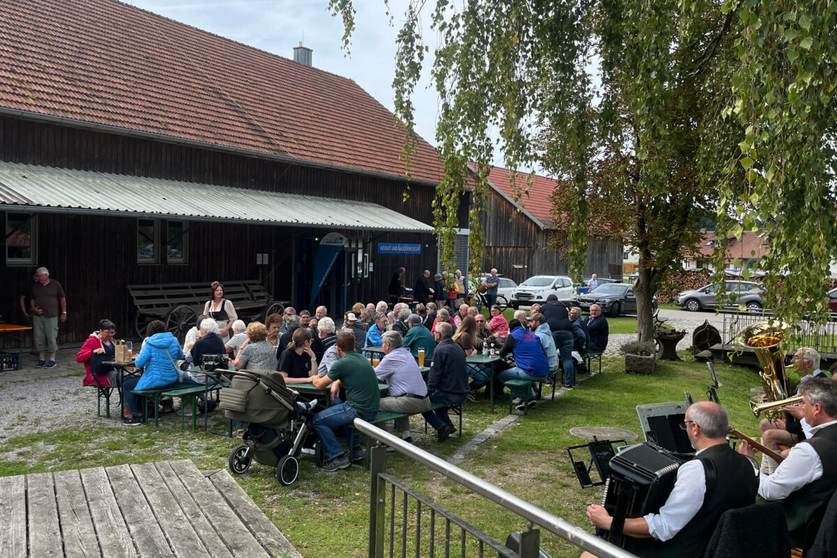 Karpfensaison startet mit Ehrengästen und Musik