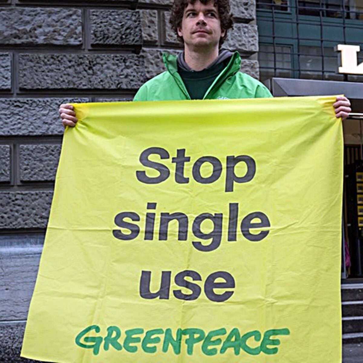 Greenpeace bringt Kunstausstellung gegen Einwegmüll nach Weiden