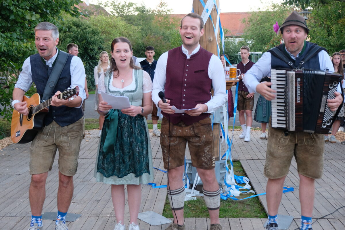 Gstanzeln verraten Dorfgeheimnisse bei der Kirwa in Speinshart