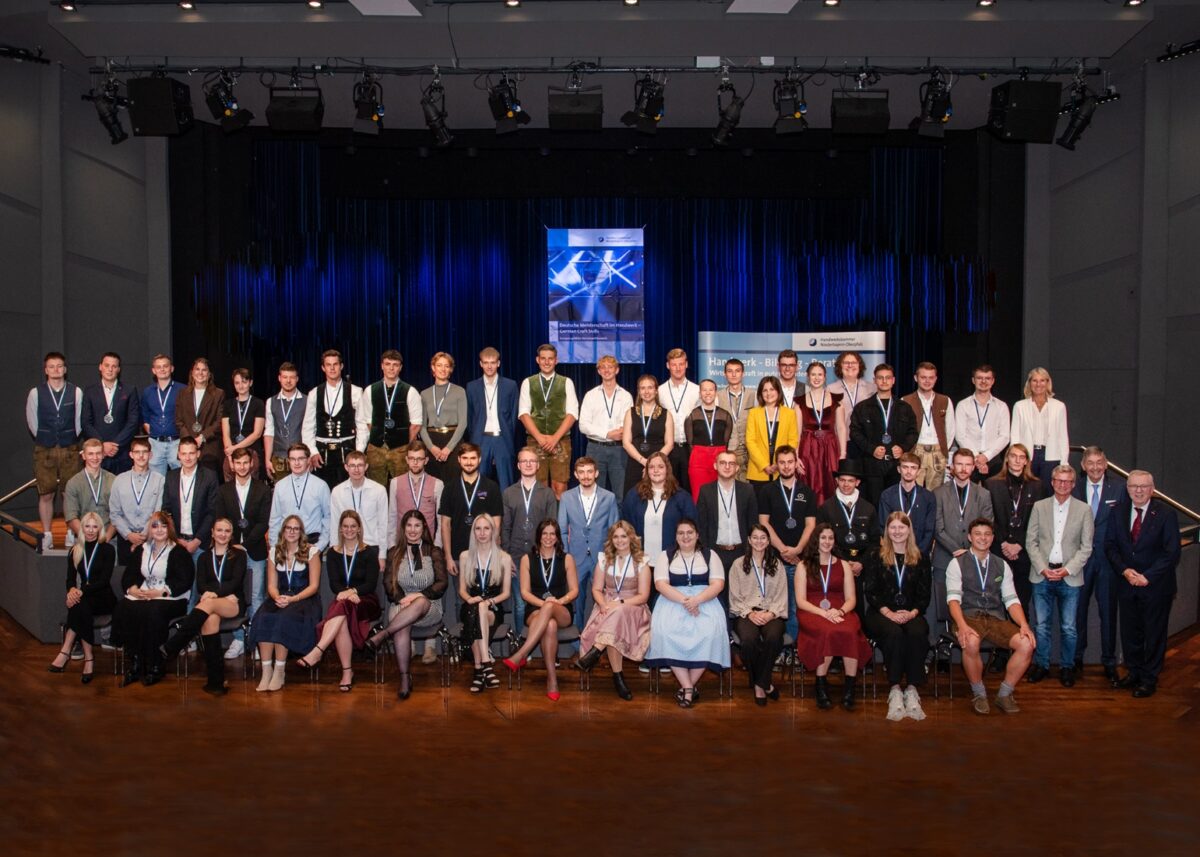 Handwerkskammer ehrt 60 Kammersieger in Deggendorf