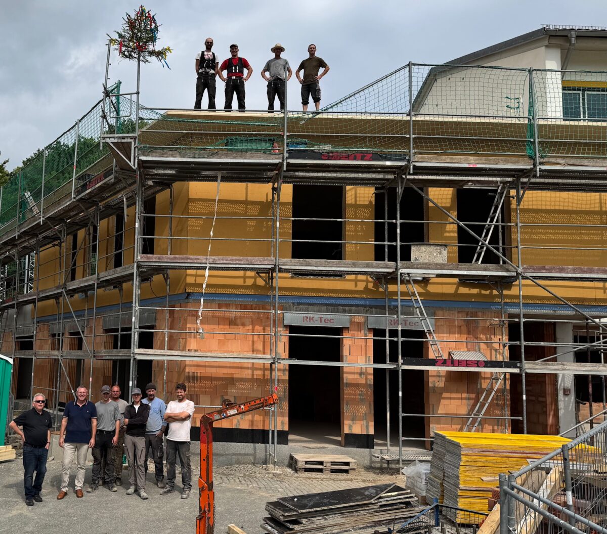 Hebfeier krönt Rohbau für Schulerweiterung