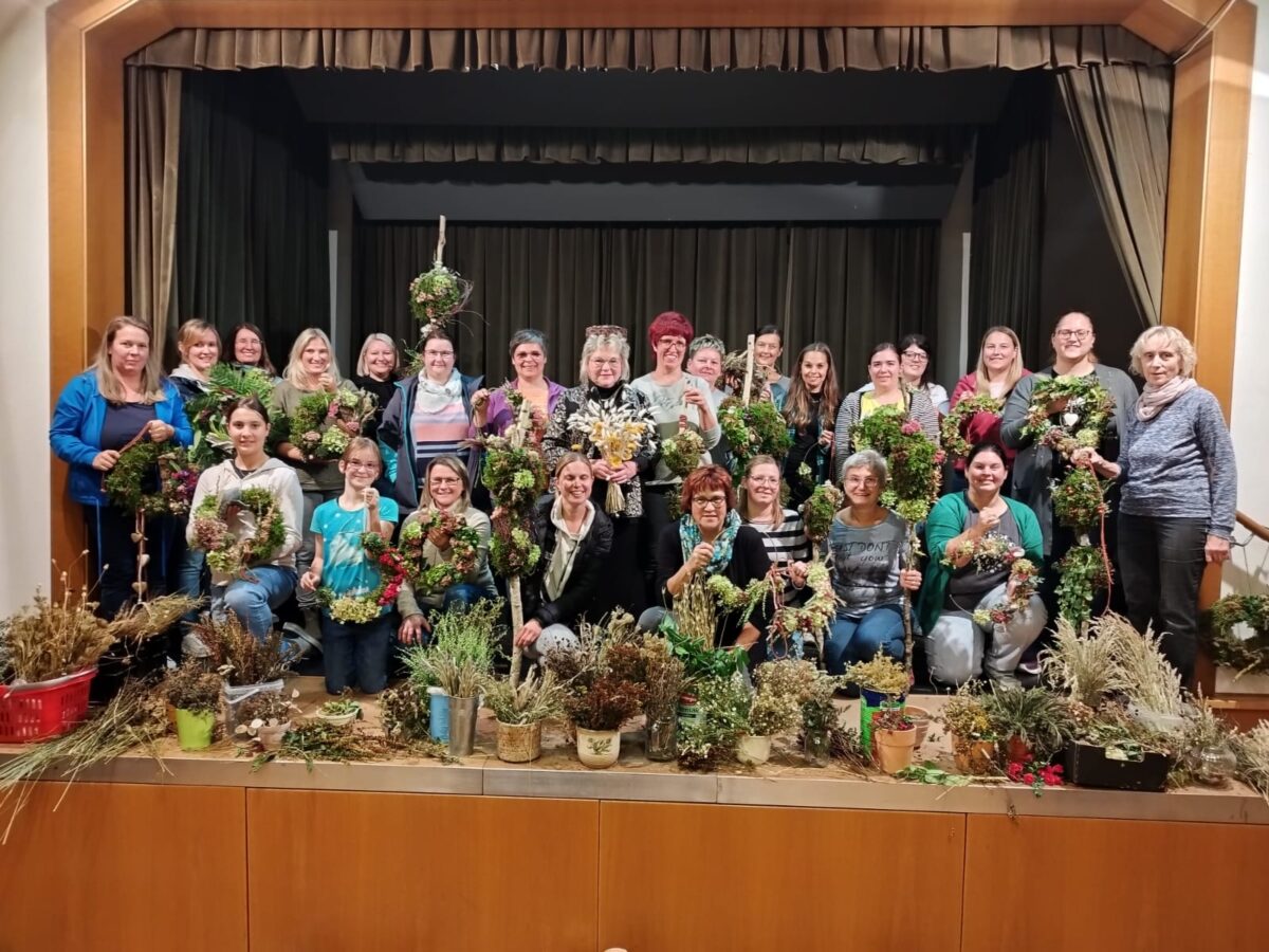 Herbstlicher Kreativ-Workshop des Katholischen Frauenbundes begeistert in Floß