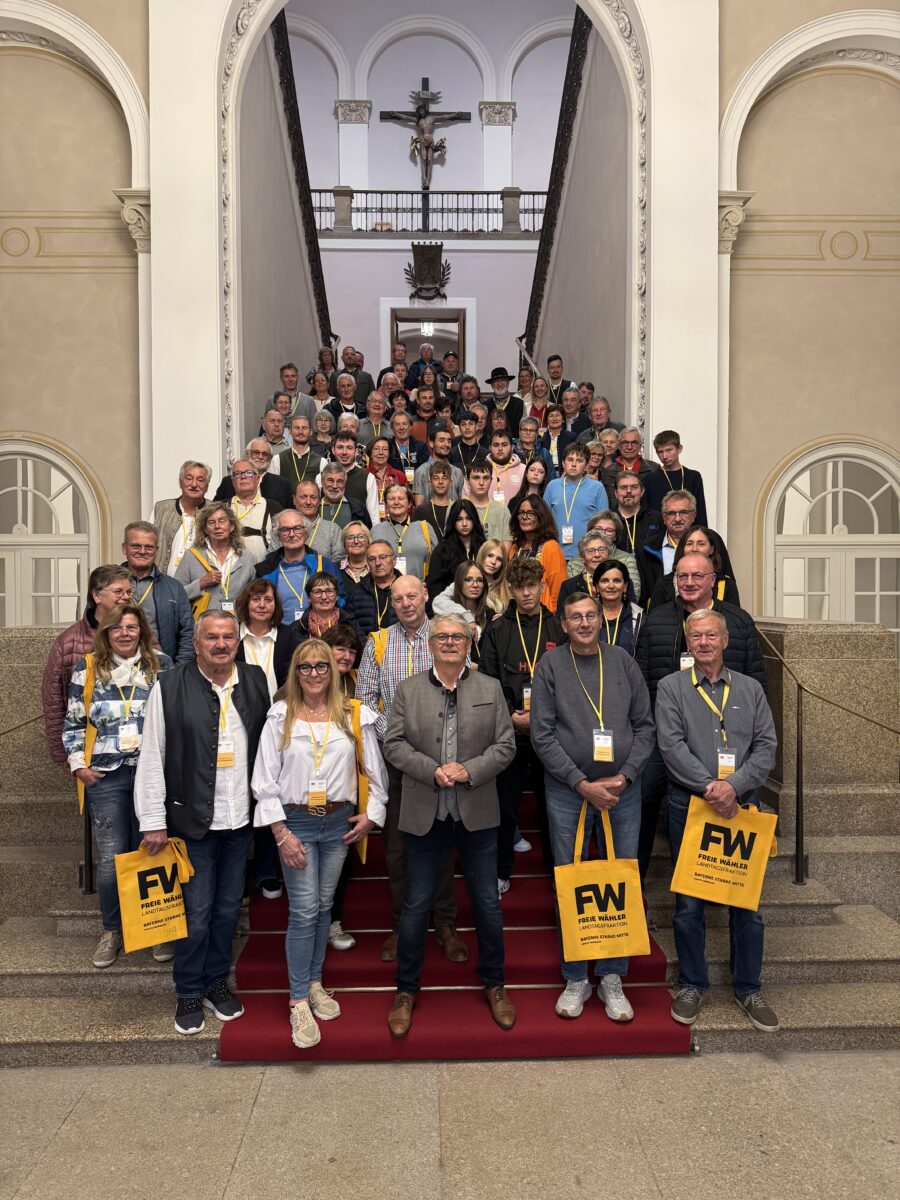 Besucher aus Schwandorf erleben Politik im Münchner Landtag