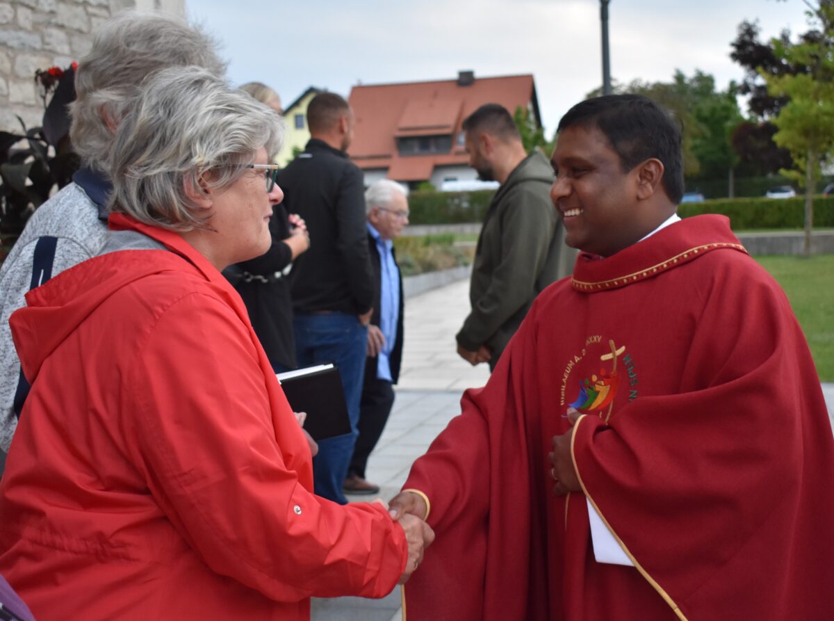 Spontaner Applaus für den neuen Kaplan Naresh Manda