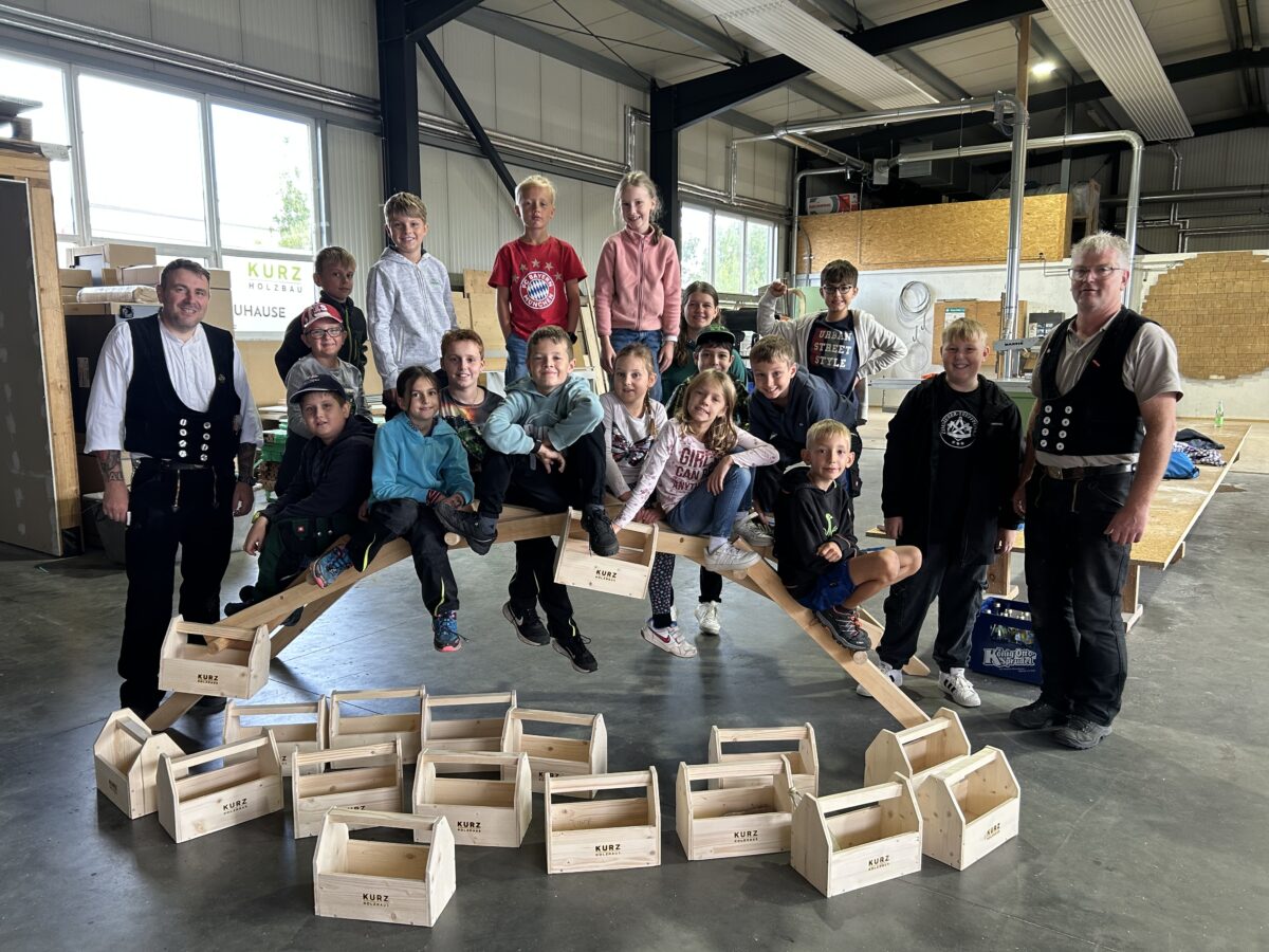 Kinder bauen Werkzeugkisten und eine Leonardo-Brücke