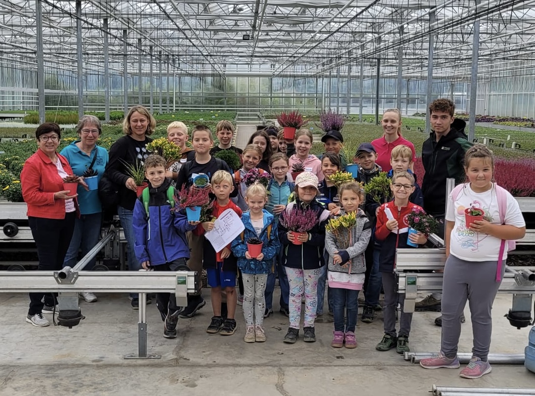 Kinder entdecken nachhaltige Pflanzenzucht im Gewächshaus