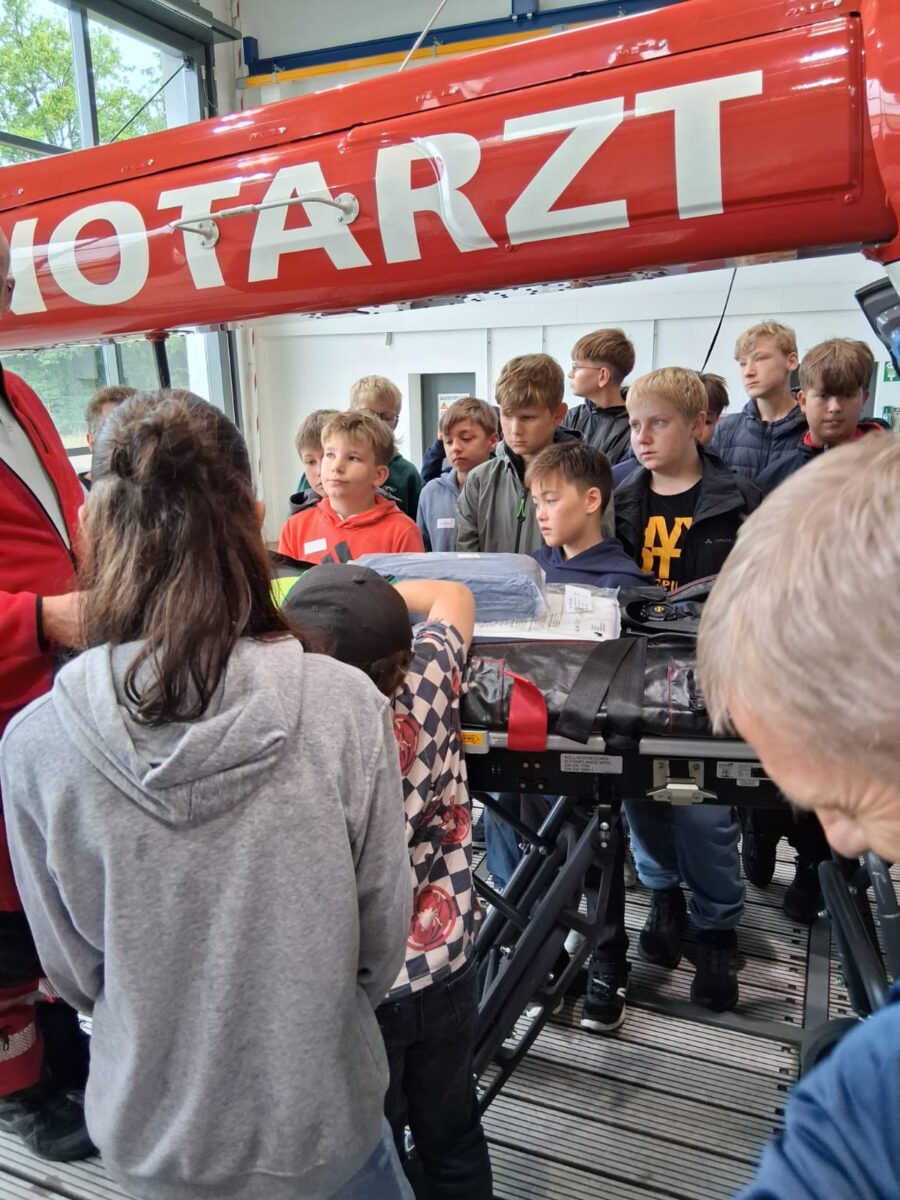 Kinder fliegen hoch beim Weidener Ferienprogramm