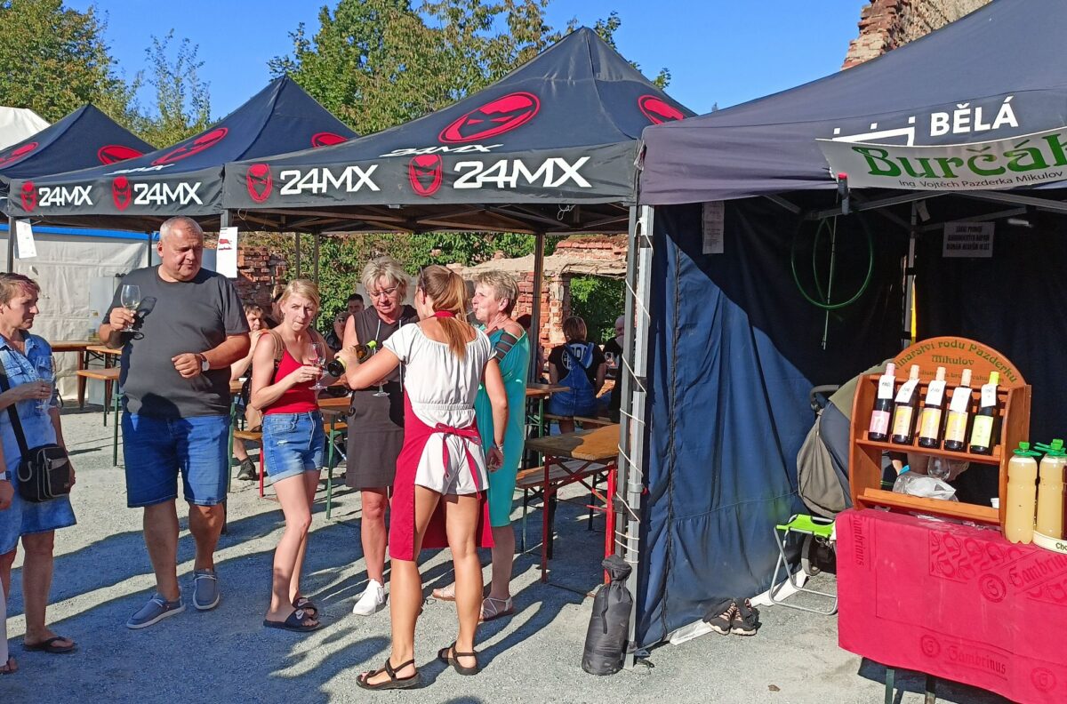 Kirchweih lockt in Bela über 2.000 Besucher