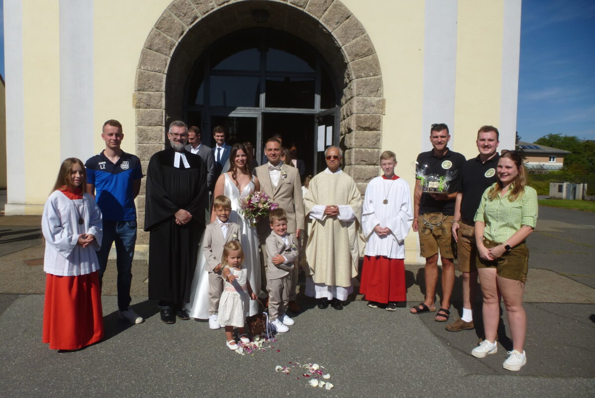 Kirwapaar feiert Hochzeit in Oberwildenau