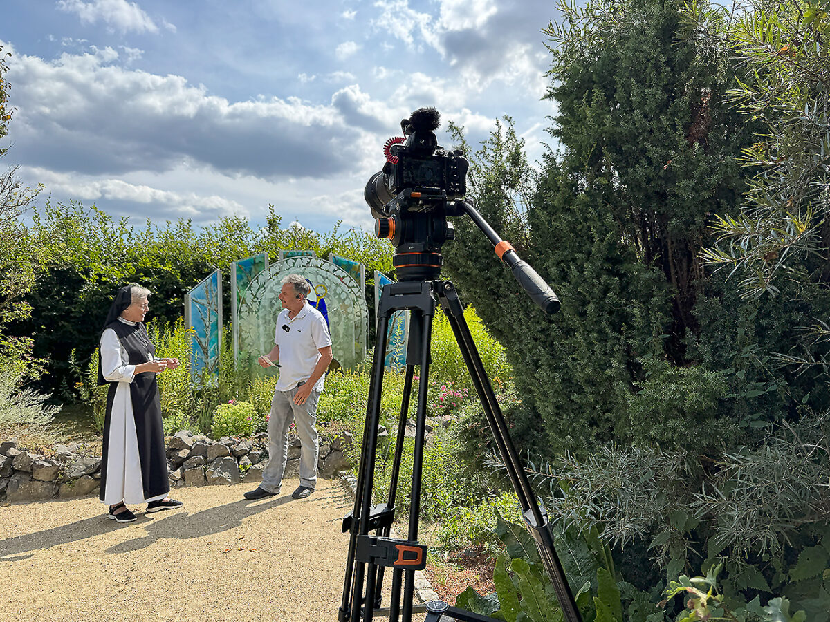 Spaziergang mit Äbtissin Laetitia durch Kloster Waldsassen (1): Unsere Pforte steht offen, noch mehr unser Herz
