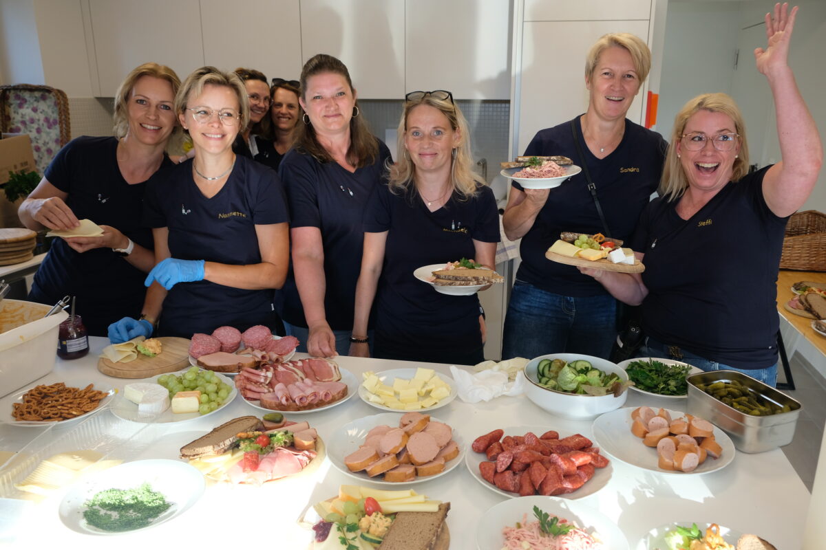Ladykracher-Weinfest öffnet Herzen für die Prinzengarde