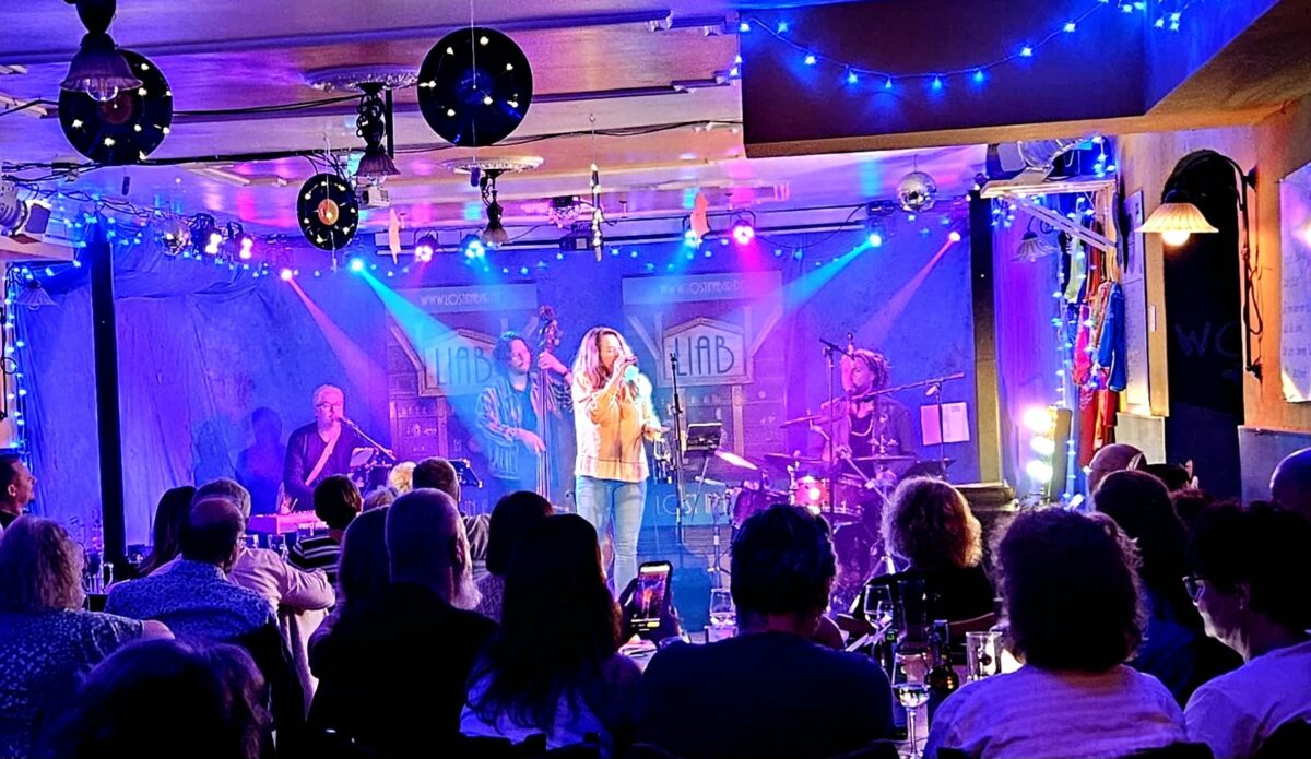 "Lost in a Bar" erzählen launige Anekdoten