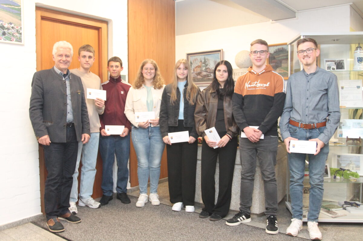 Marktgemeinderat ehrt die Jahrgangsbesten in Floß