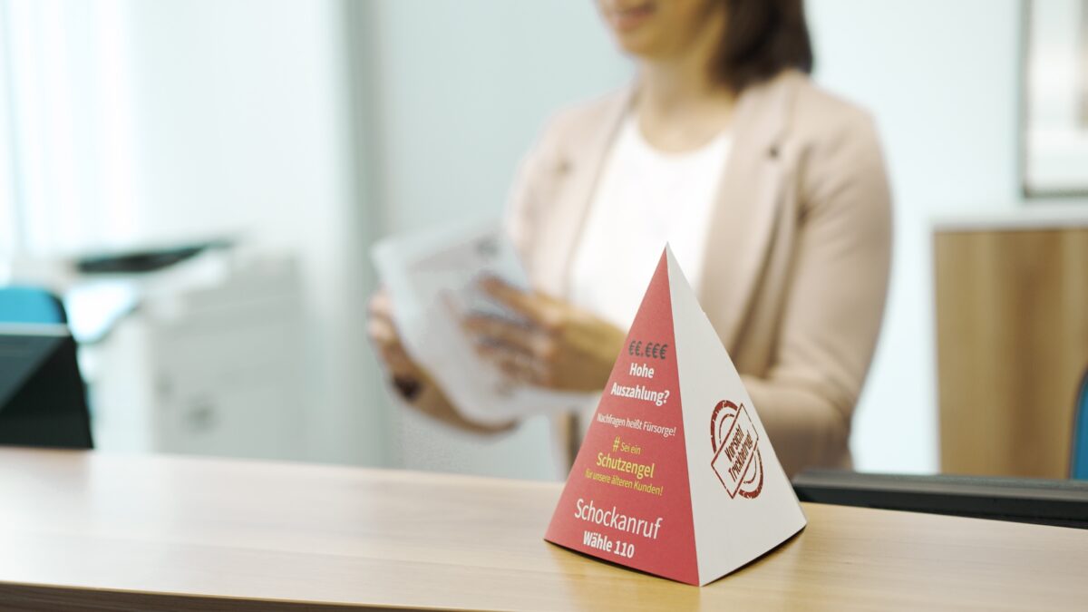 Neue Präventionsaktionen in Bank, Taxi und Arztpraxen gegen Callcenter-Betrug