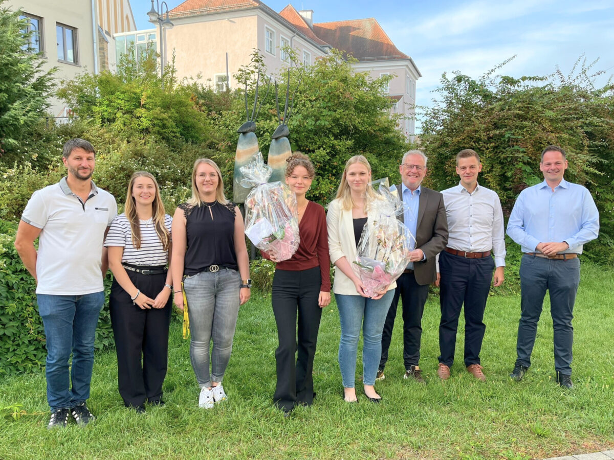 Neue Verwaltungsfachangestellte nach erfolgreicher Prüfung