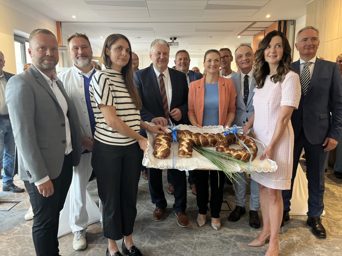 Neuer Kliniktrakt und Pflegeschule am St. Anna Krankenhaus eröffnet