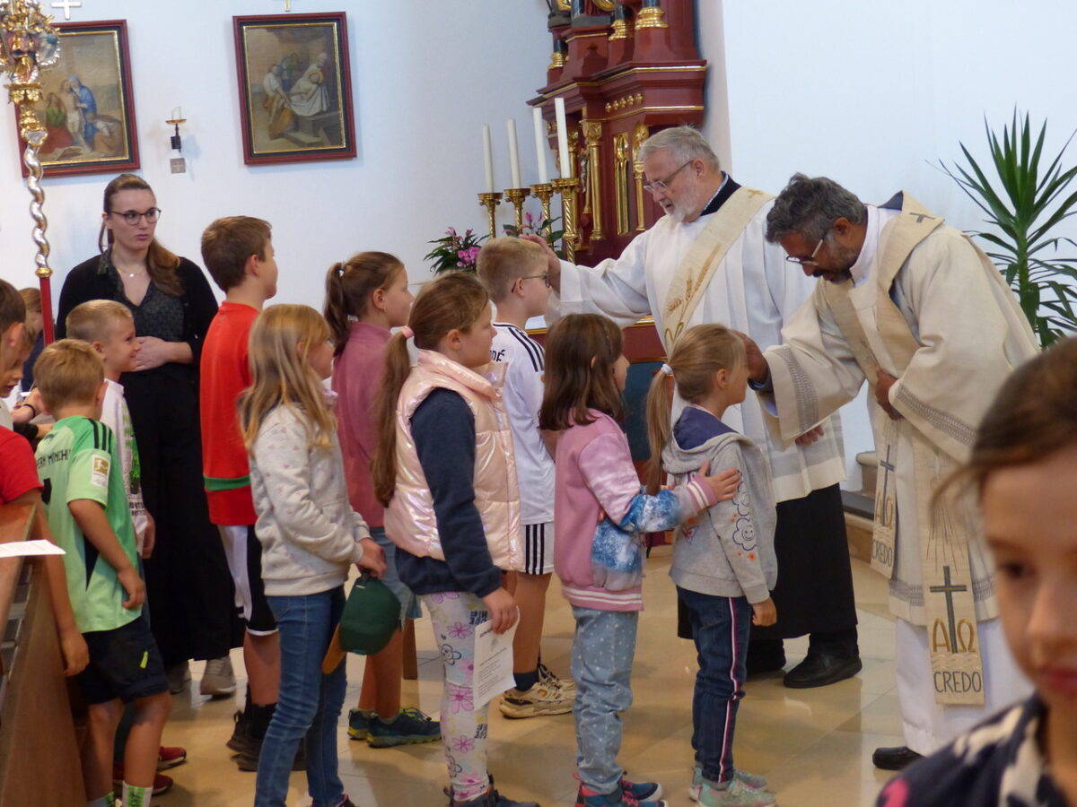 Neuer Pfarrer begrüßt Erstklässler beim Gottesdienst in Leuchtenberg