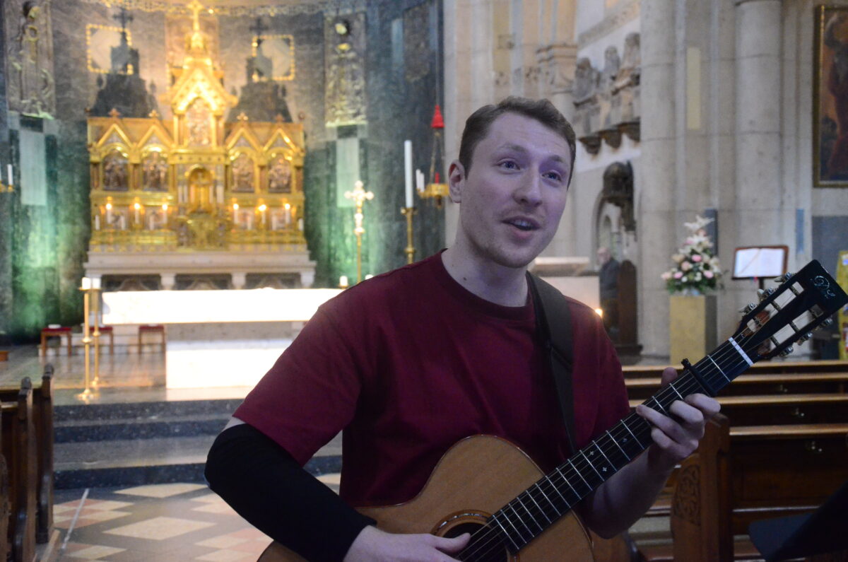 Peter Ermer: Eine kraftvolle Stimme zur Mittagszeit in der Weidener Josefskirche